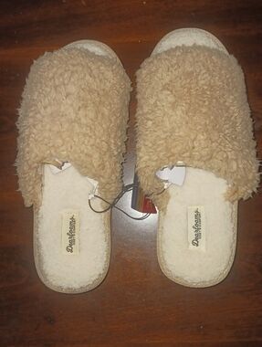 Dearfoams Cozy Comforts Plush Sherpa Slide Slippers in Tan